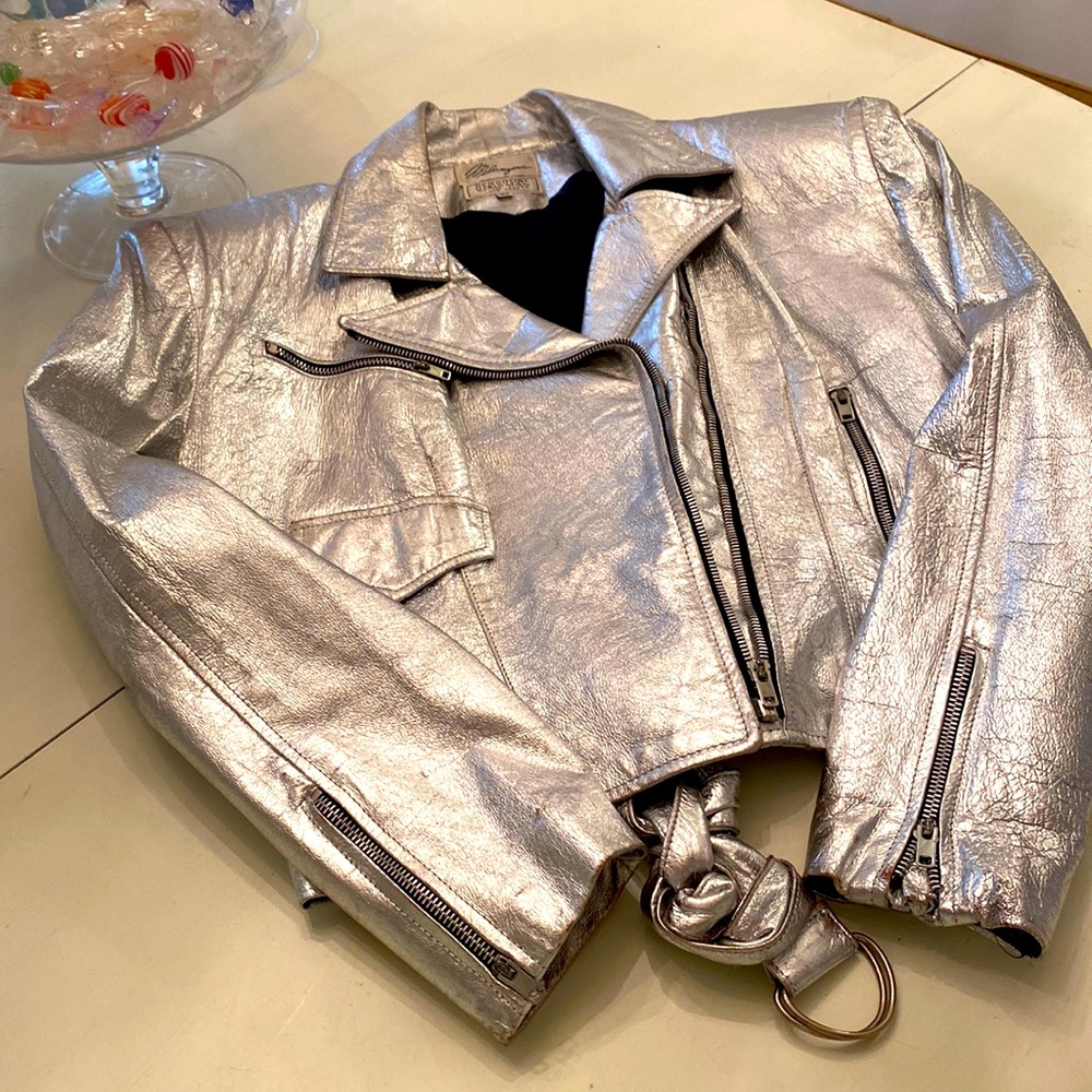 Silver genuine leather waist jacket.